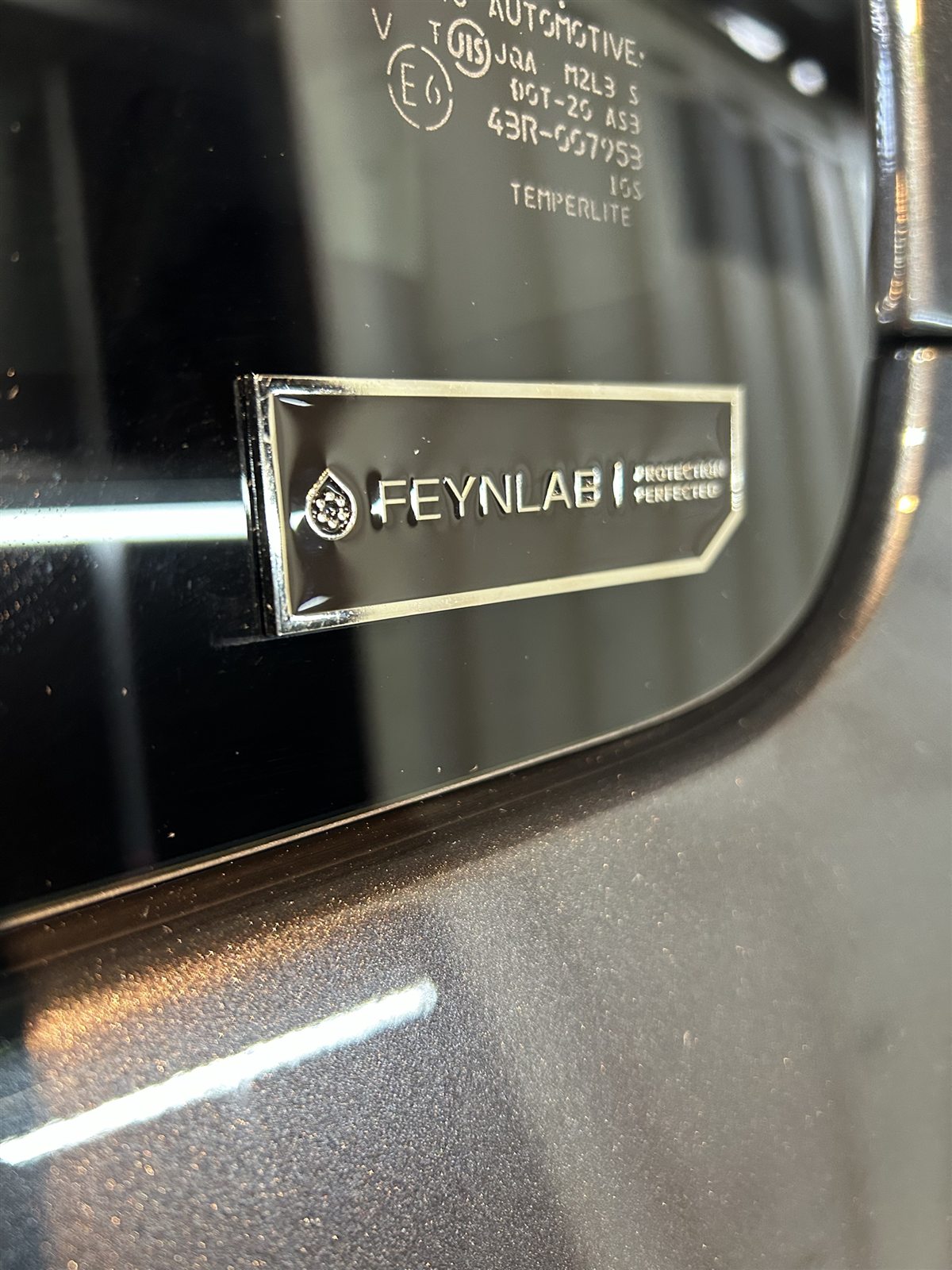 施工車に付けたFEYNLABのエンブレム