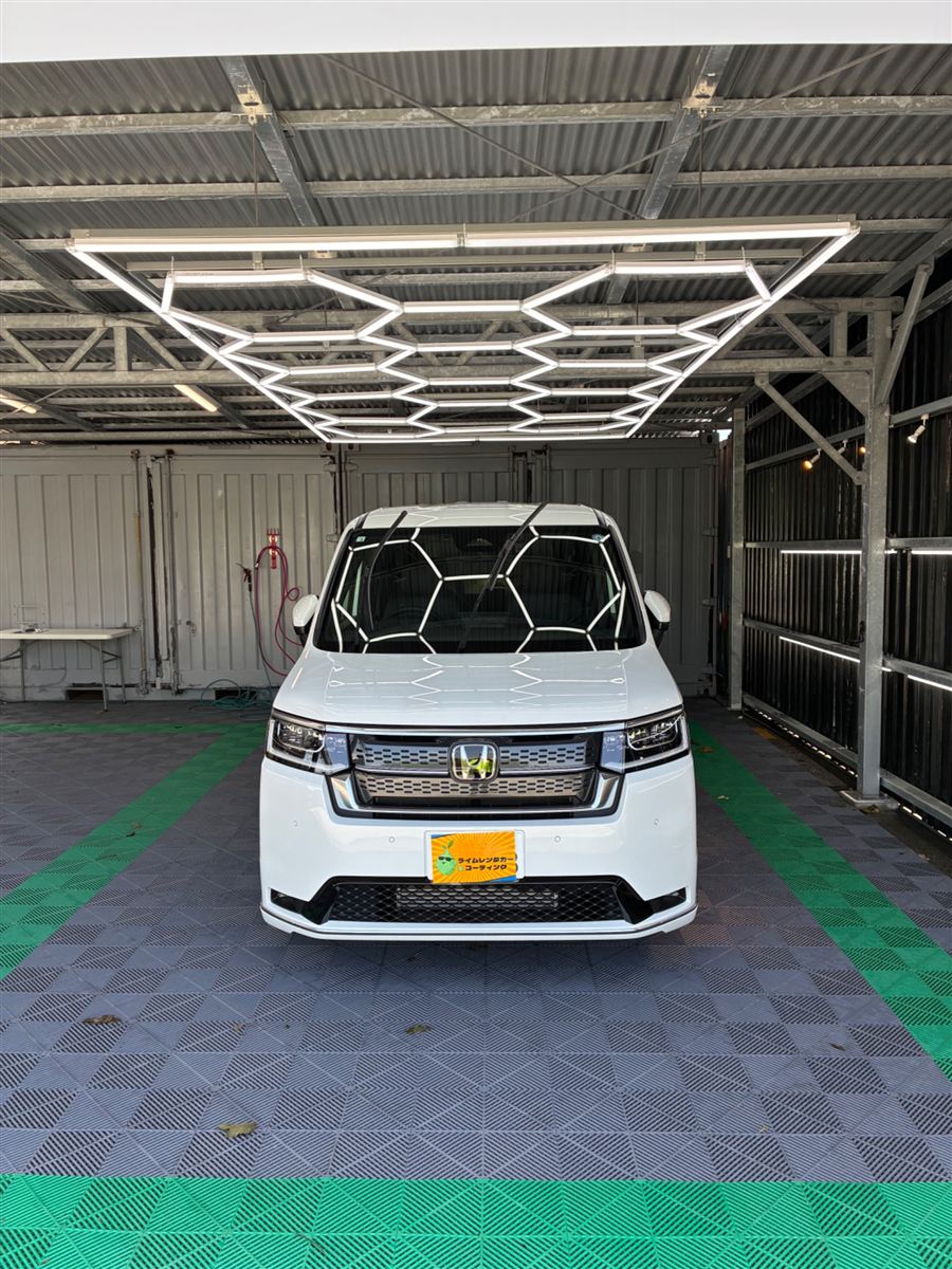 ライムのナンバーフレームを付けた代車のステップワゴン