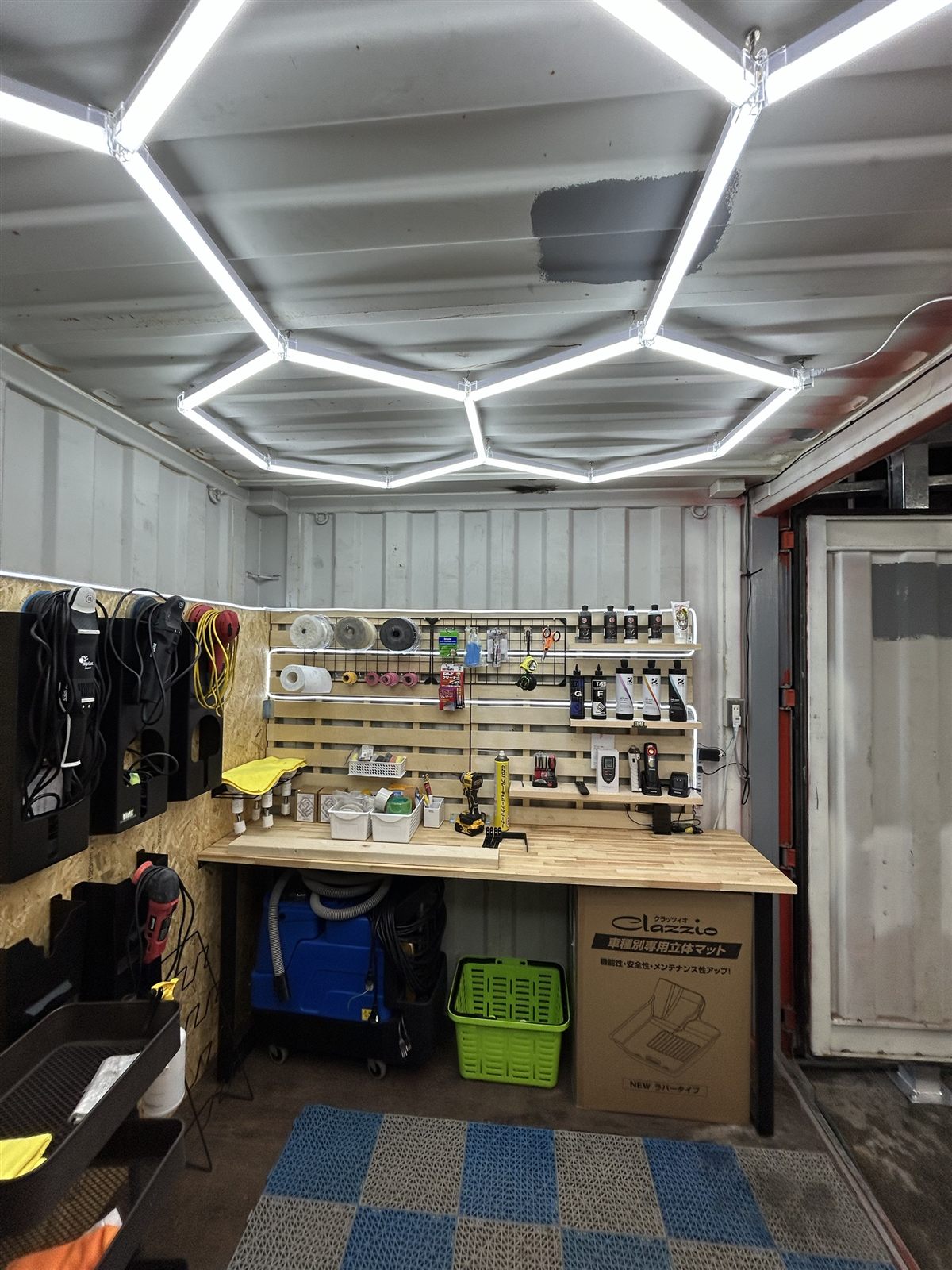 六角LED照明を付けたコンテナの作業室